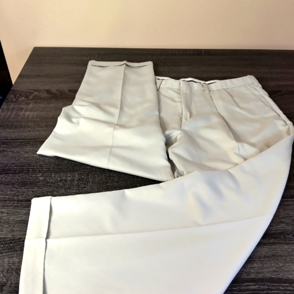 Dockers Golf Mens Relaxed Fit Pants 40X30pleated Tan 100% microfiber